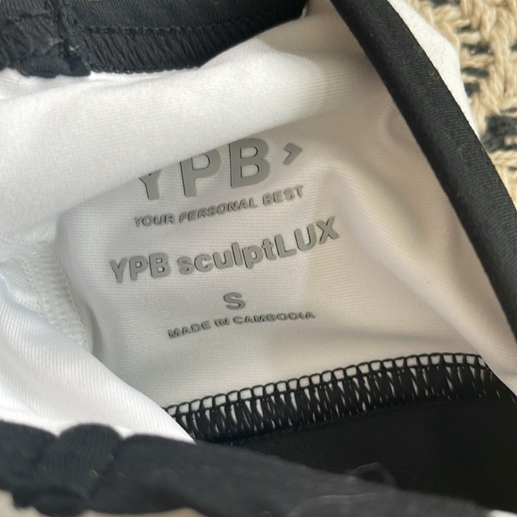 Abercrombie YPB Black and White Sports Bra - Picture 4 of 4